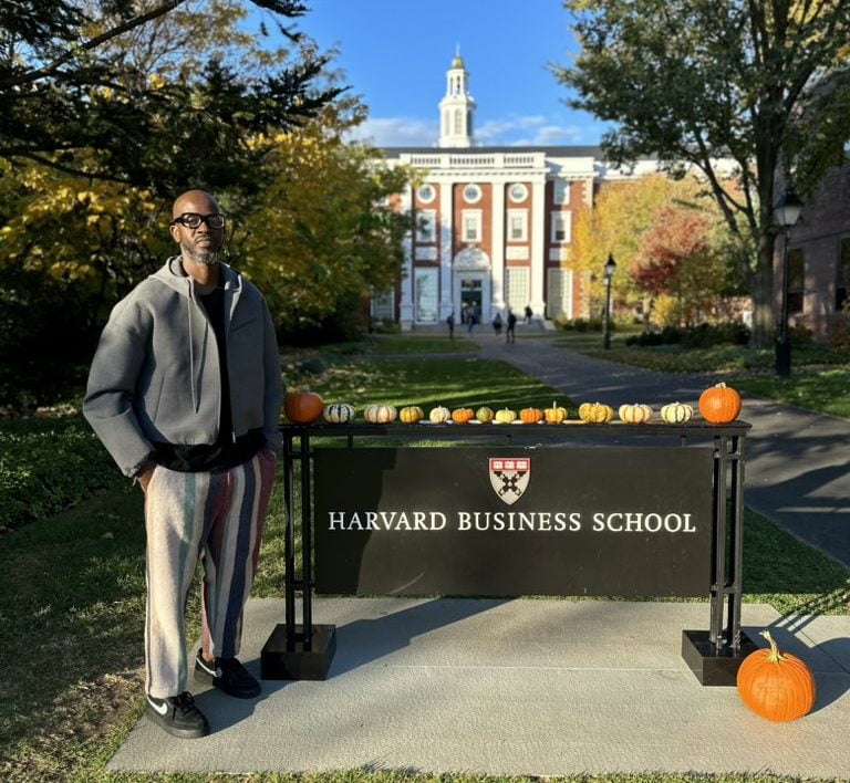 Universidade de Havard convida Black Coffee para partilhar sua história com estudantes