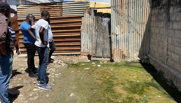 Moradores vivem sobre a água salobra há mais de 10 anos
