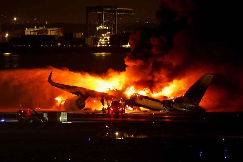 Pilotos de companhia aérea japonesa não perceberam incêndio na aeronave após colisão
