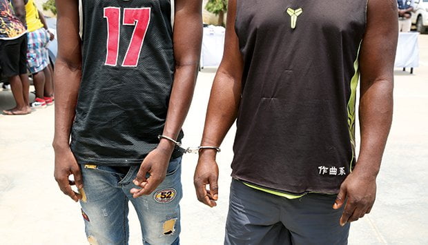 Agentes da polícia raptam e abusam sexualmente adolescente 