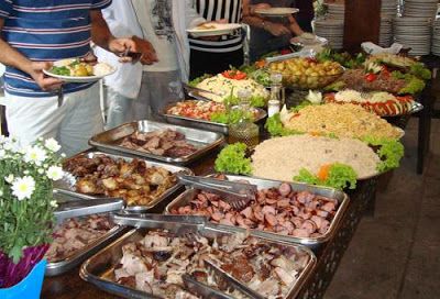 Comida do casamento “mal feita” leva 80 pessoas ao hospital