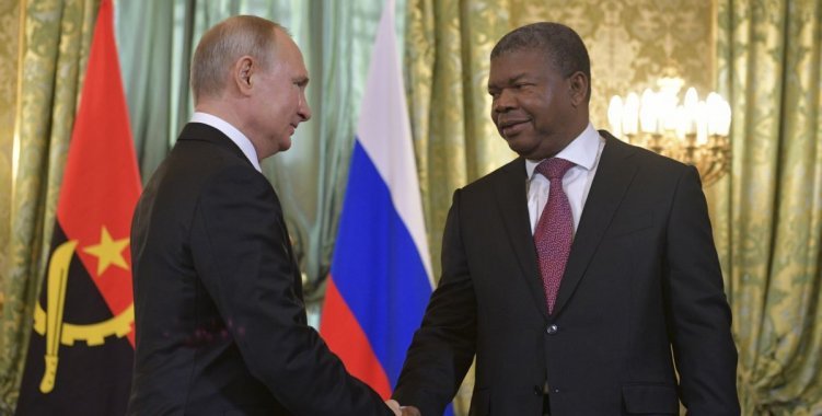 Vladimir Putin doa 150 ambulâncias a Angola