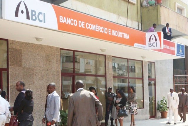Tesoureira do BCI que estava a ser julgada por roubar mais de 100 milhões de Kzs desapareceu