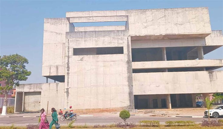 Obras da Biblioteca da Lunda-Sul “abandonada” há 10 anos