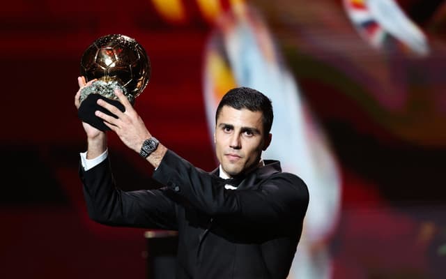 Rodri deixa Vinicius para trás e leva Bola de Ouro