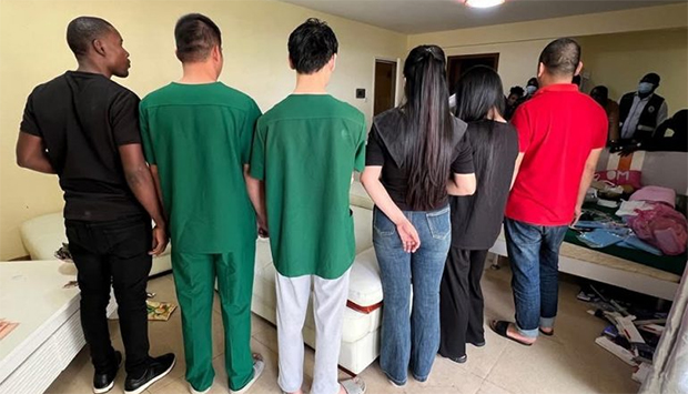 SIC fecha clínica clandestina de estética e pretende 5 vietnamitas e um policia angolano