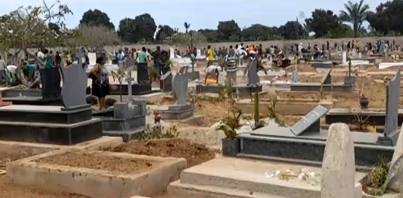 Homem destrói túmulos para pesar as cruzes