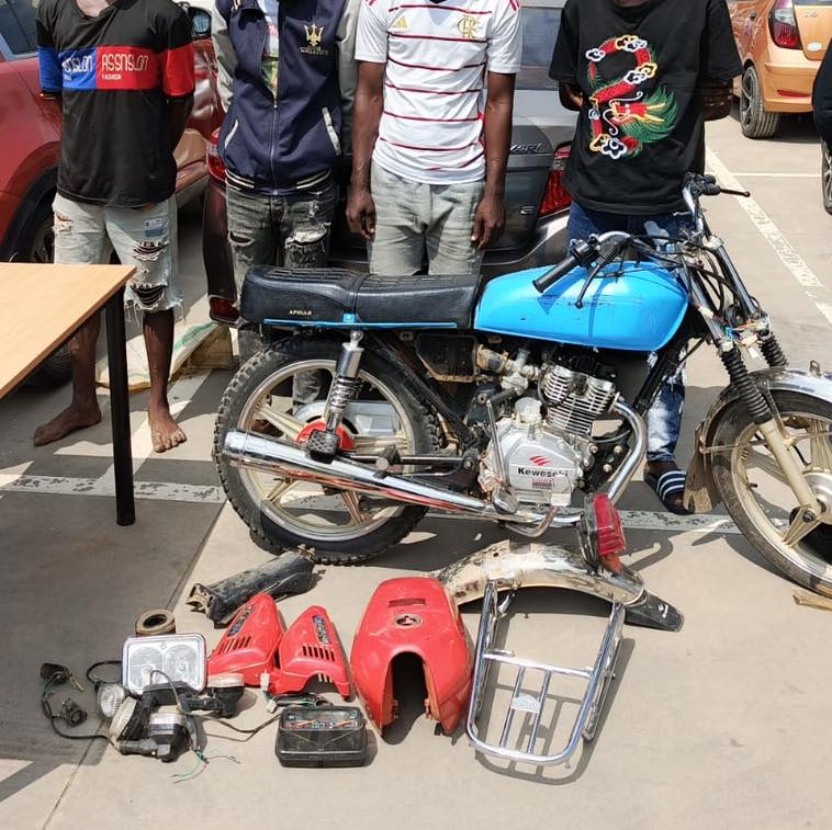 Gatunos de motos que se faziam passar por clientes em Viana apanhados pelo SIC