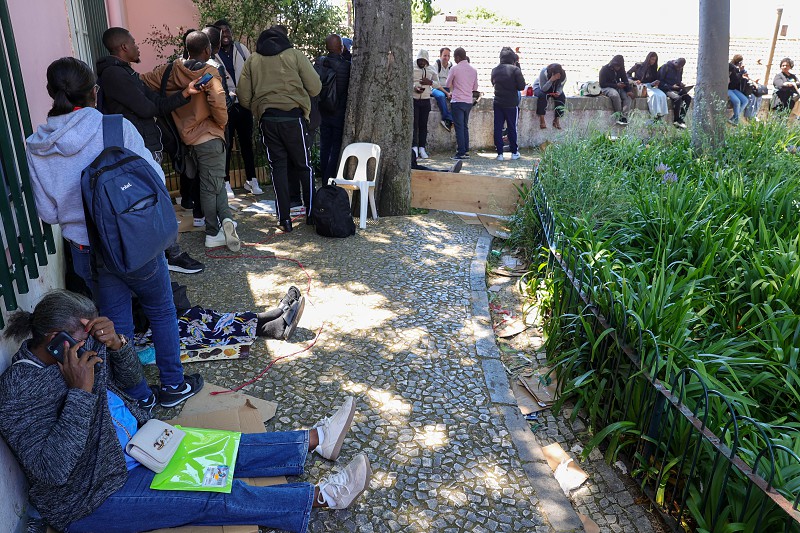 Imigrantes em Portugal esperam dias e dormem na rua para tratar documentos