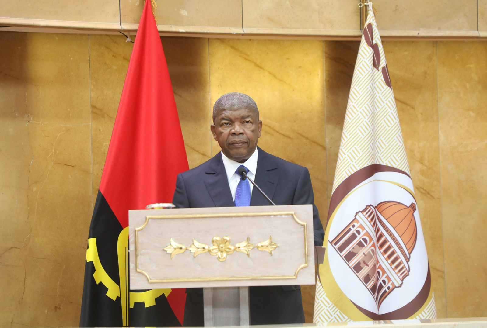 João Lourenço muda de ideia e diz que também vai condecorar Jonas Savimbi e Holden Roberto como pais da Nação