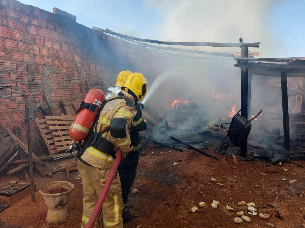 18 Casas são queimadas em vingança de uma luta entre duas famílias